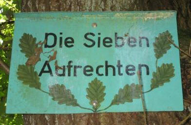 An der ersten der sieben Eichen, direkt am Bergmeckeweg, wurde ein Schild mit aufgemalten Eichenblättern angebracht mit der Aufschrift „Die Sieben Aufrechten“. 