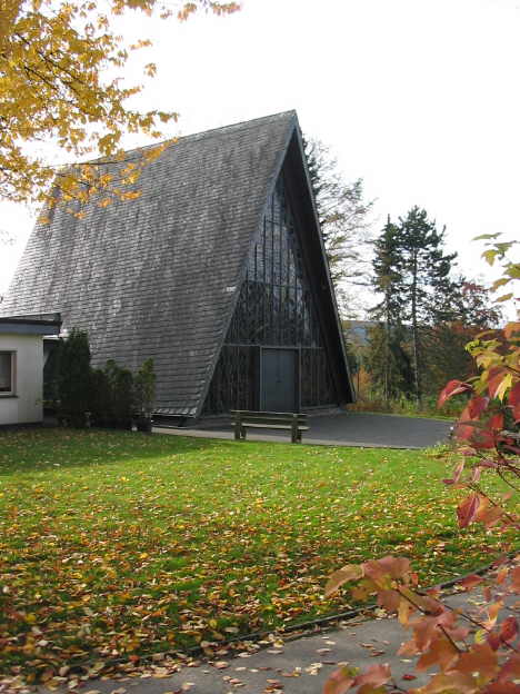 Die "neue" Friedhofskapelle auf dem Waldfriedhof (erbaut 1965)