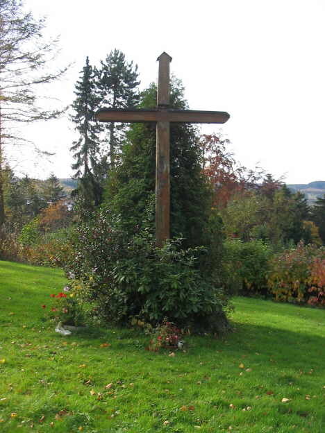 Das Kreuz gezimmert aus alten Eichenbalken der ehemaligen Langelbrücke