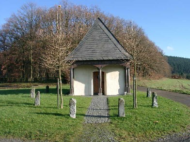 Um die Plastenbergkappelle wurden im Jahre 1998 zwölf handbearbeitete Apostelsteine nach dem Vorbild megalithischer Steinkreise aufgestellt. Die Steine wurden von Mitgliedern der kath. Pfarrgemeinde gespendet.