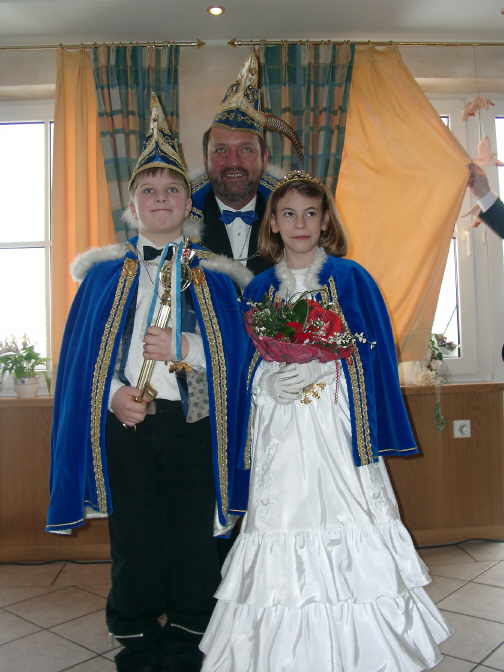 Das Kinderprinzenpaar 2003 Oliver Karbon und Julia Lagemann mit Prinz Karl-Heinz Kordel