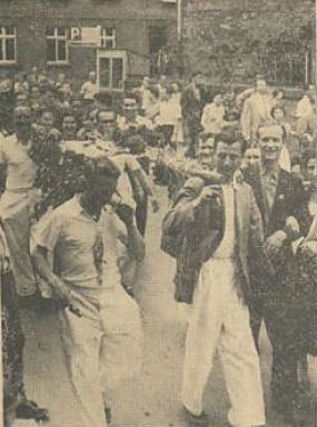 Die Träger, gefolgt von einer großen Menschenmenge, auf dem Marsch