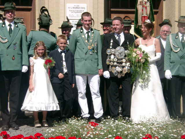 Schützenfest Sonntag - Parade für das Schützenkönigspaar vor dem Amtsgebäude