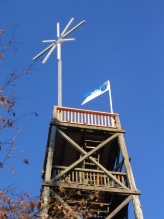 Osterkreuz und Weihnachtsstern auf dem Küppelturm in Freienohl