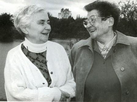 Ein kleines Radio brachte sie zusammen - Lepraärztin Dr. Ruth Pfau und Waltraud Schreiner - © Foto: DAHW