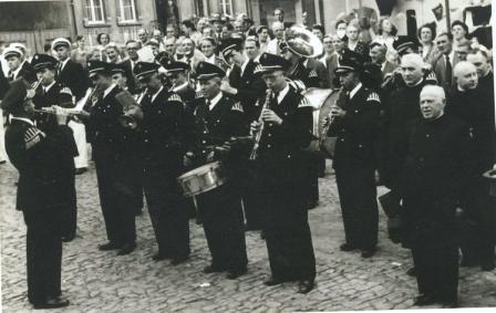 Fest des 200jährigen Bestehens der St. Nikolaus-Pfarrkirche. Musikverein Freienohl, rechts davon Pfarrer Dolle und die beiden Freienohler Pfarrer Korte und Noeke (vorn).