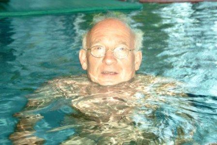 Heinz als Schwimmmeister im Wasser. So wie ihn alle Kinder beim Schwimmkurs kennen gelernt haben