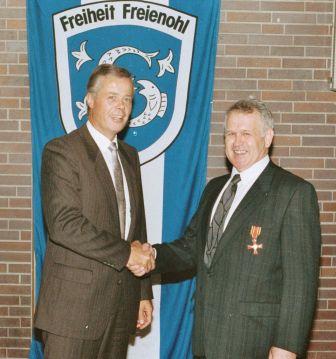 Das Verdienstkreuz am Bande der Bundesrepublik Deutschland überreichte Staatssekretär Dr. Bentrup dem Freienohler Bernhard Heckmann am 26.09.1987