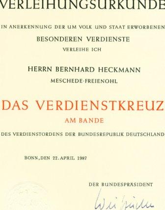 Die Urkunde die zum Verdienstkreuz am Bande des Verdienstordens der Bundesrepublik Deutschland am 22. April 1987 an Bernhard Heckmann ausgehändigt wurde.